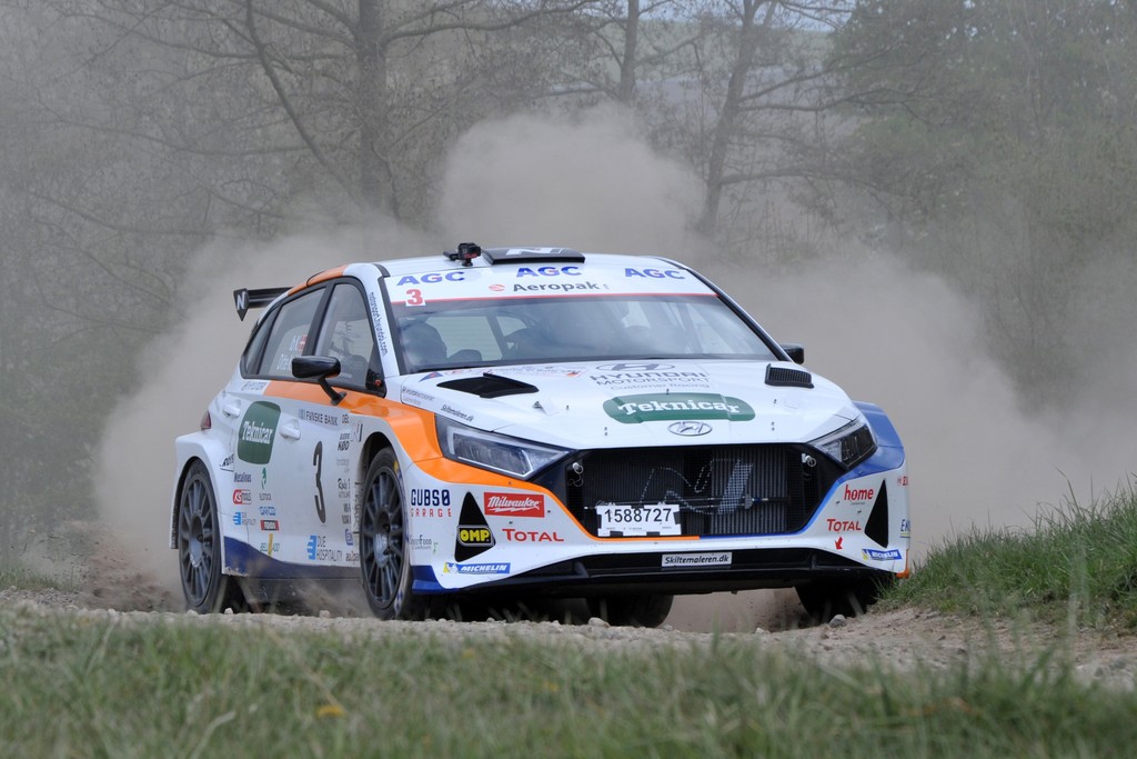 Ib Kragh og Ditte Kammersgaard prøvede for første gang Hyundaien på grus
(Foto: www.ikrally.dk)